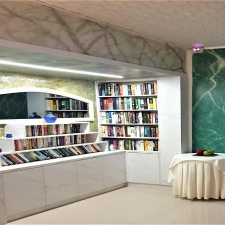 Entire Full View 3 Bedrooms 3 Bathrooms 3 Kitchens