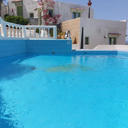 Entire Full View 3 Bedrooms 3 Bathrooms 3 Kitchens *