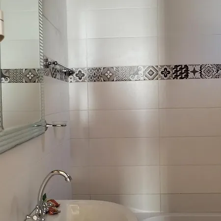 Entire Full View 3 Bedrooms 3 Bathrooms 3 Kitchens