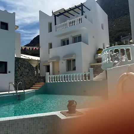 Entire Full View 3 Bedrooms 3 Bathrooms 3 Kitchens *