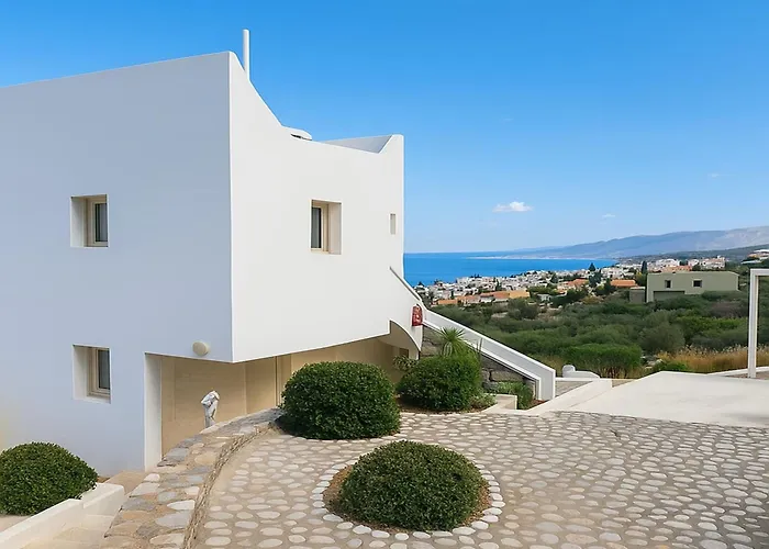 Entire Full View 3 Bedrooms 3 Bathrooms 3 Kitchens *